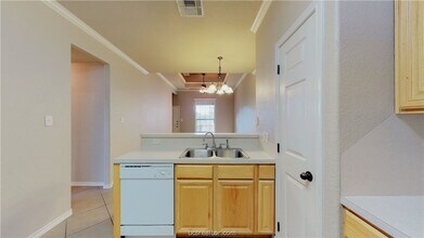 111 Kleine Ln in College Station, TX - Foto de edificio - Building Photo