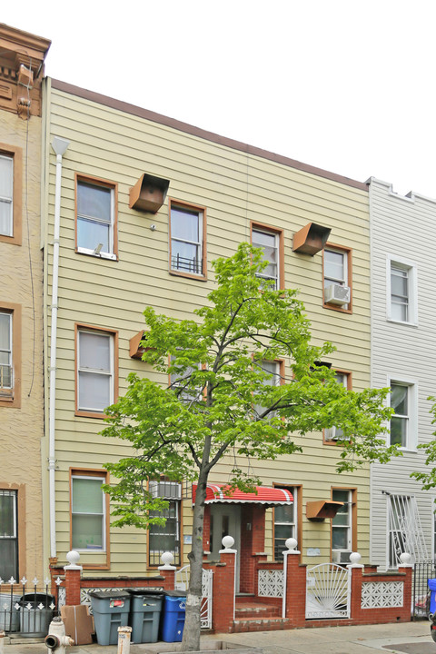 53 Ten Eyck St in Brooklyn, NY - Building Photo