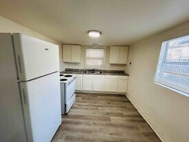 214 E Huff Ave in San Antonio, TX - Building Photo