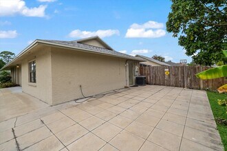 701 Elmont St NW in Palm Bay, FL - Building Photo - Building Photo