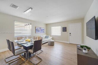 3262 SW 28th St in Miami, FL - Building Photo - Building Photo