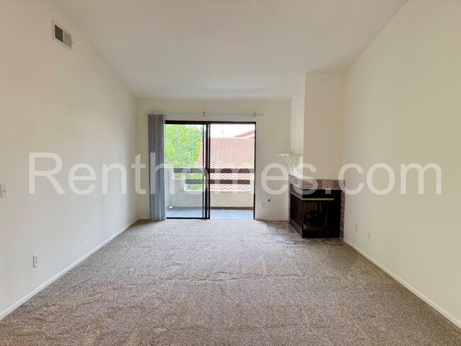 2425 Cranston Dr in Escondido, CA - Foto de edificio - Building Photo