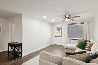 1300 Kansas Ave S in Anahuac, TX - Building Photo - Building Photo