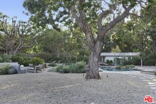 6715 Fernhill Dr in Malibu, CA - Building Photo