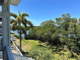 251 Pompano Dr SE, Unit D in St. Petersburg, FL - Building Photo