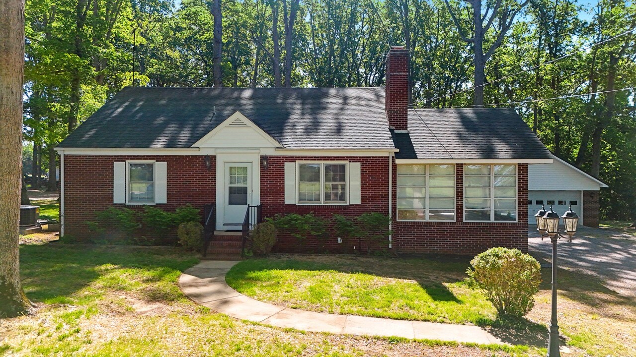3307 Farmville Rd in Farmville, VA - Building Photo