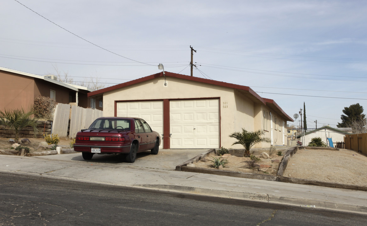 921-923 Carson St in Barstow, CA - Foto de edificio