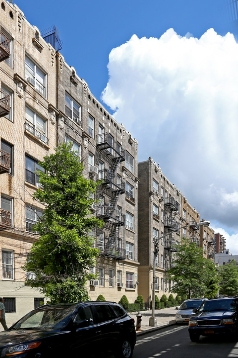 192-198 Nagle Ave in New York, NY - Building Photo