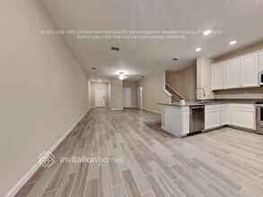 1305 Coastal Mdw Trl in Jacksonville, FL - Foto de edificio - Building Photo