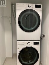 395 Square One Dr in Mississauga, ON - Building Photo - Building Photo