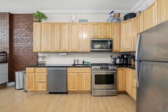 215 1st St in Jersey City, NJ - Building Photo - Building Photo