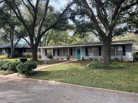 908 Gilmore St in Taylor, TX - Building Photo