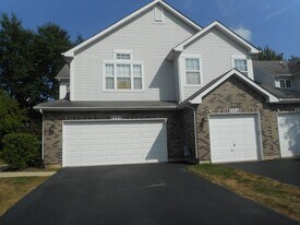 2122 Fulham Dr in Naperville, IL - Building Photo