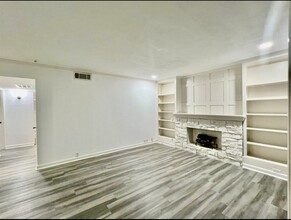 2201 Fountain View Dr, Unit #F in Houston, TX - Building Photo - Building Photo