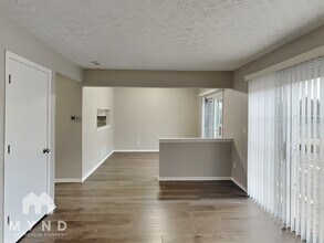 5609 High Arbor Dr in Galloway, OH - Foto de edificio - Building Photo