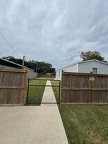 5695 Indian Trl in Beaumont, TX - Building Photo