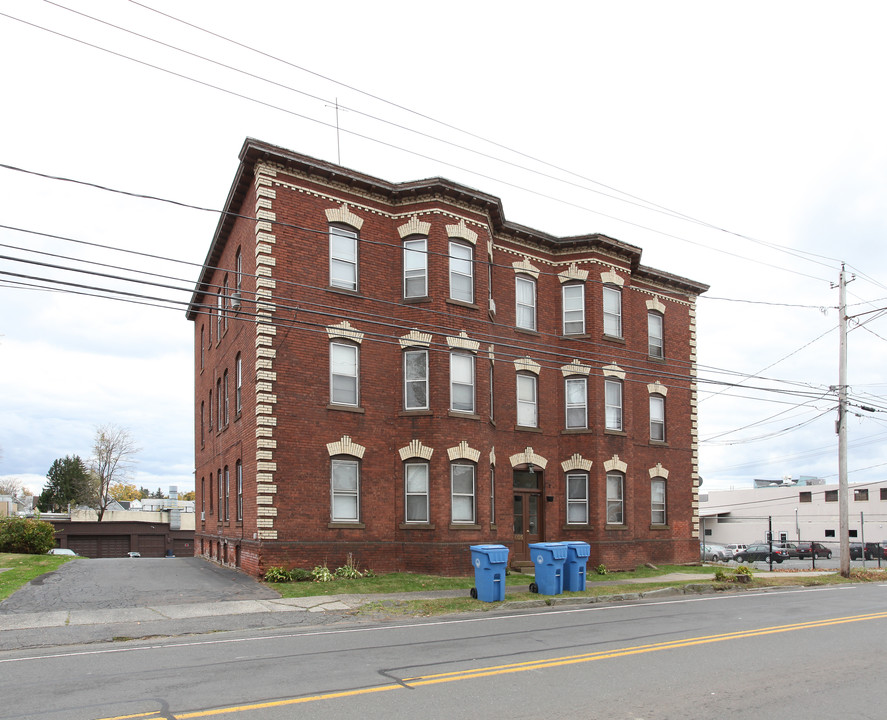 605 E Main St in New Britain, CT - Building Photo