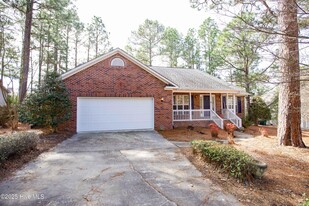 8 Moore Dr in Pinehurst, NC - Building Photo