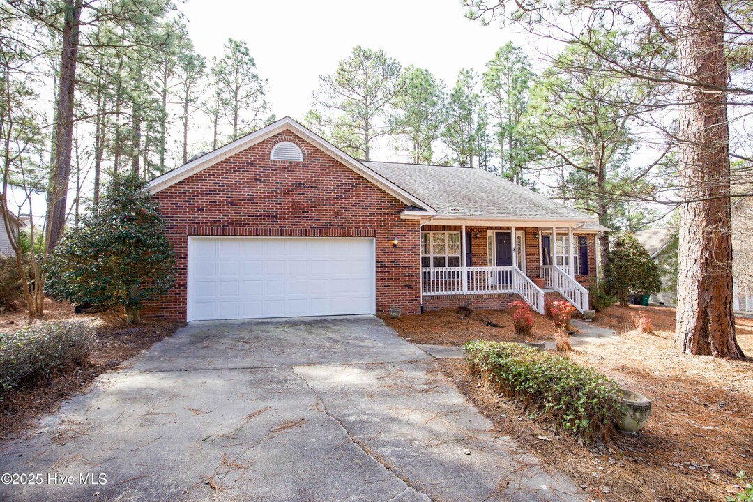 8 Moore Dr in Pinehurst, NC - Foto de edificio