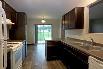 River Pointe Townhomes in Thief River Falls, MN - Building Photo - Building Photo