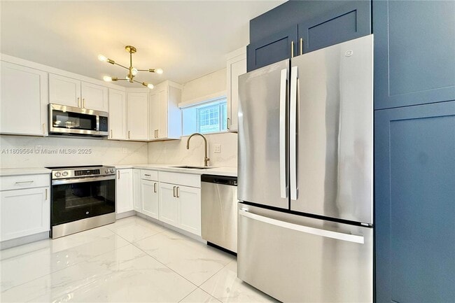 4122 Collins Ave in Miami Beach, FL - Building Photo - Building Photo