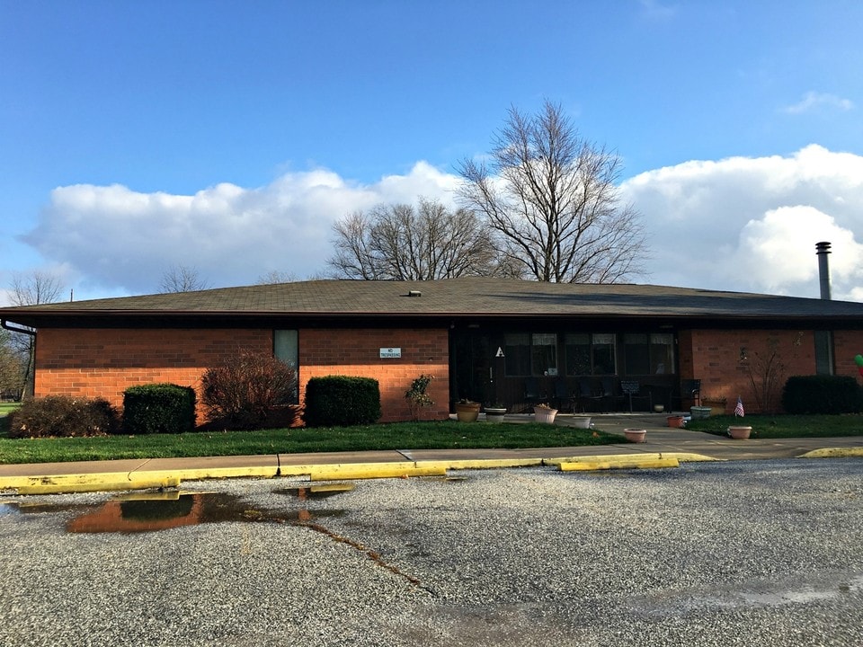 Broadway Arms in Lewistown, IL - Building Photo
