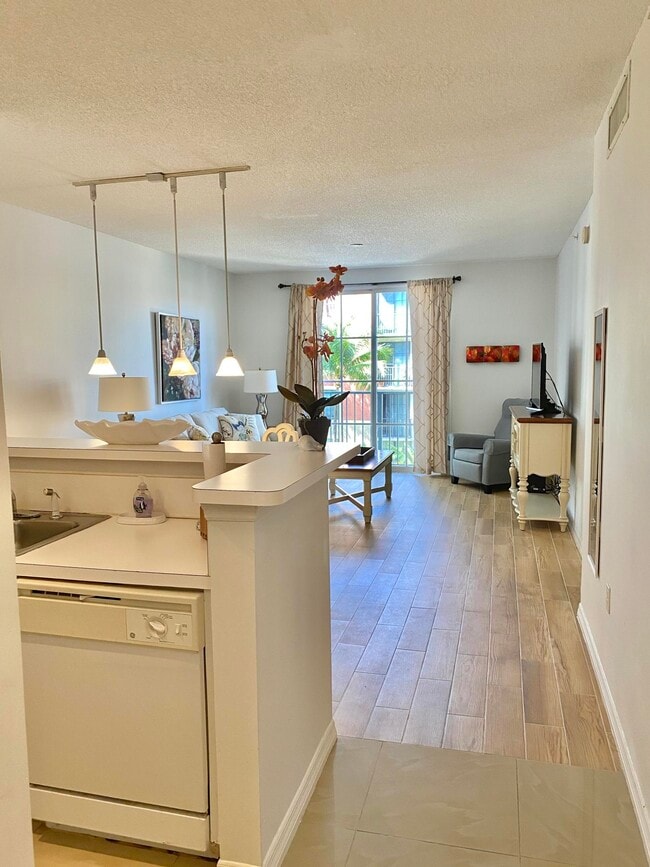 property at 720 S Sapodilla Ave