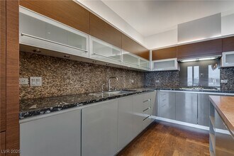 3750 S Las Vegas Blvd in Las Vegas, NV - Building Photo - Building Photo