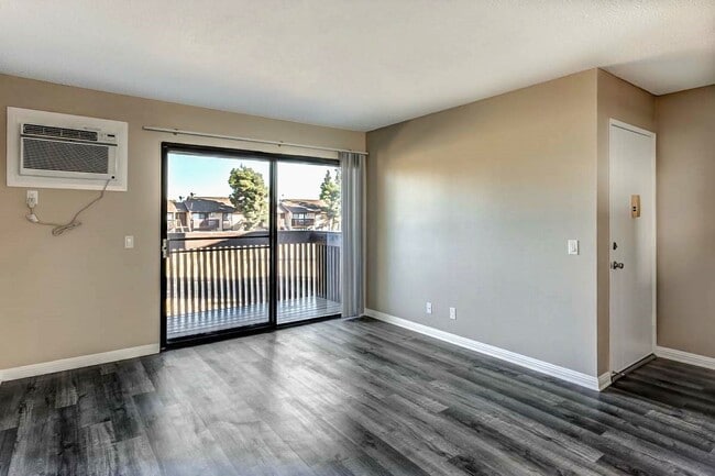 Sycamore Pines Apartments in Downey, CA - Foto de edificio - Building Photo