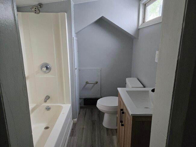 503 N Rath Ave, Unit B in Ludington, MI - Building Photo - Building Photo