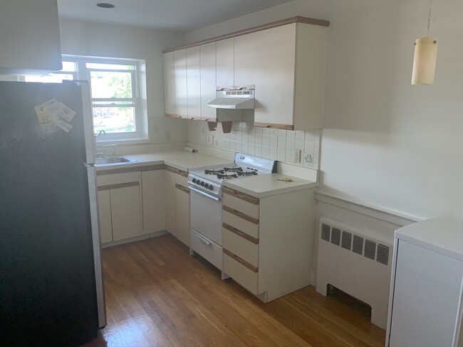 28 Alton Pl, Unit 2 in Brookline, MA - Building Photo - Building Photo