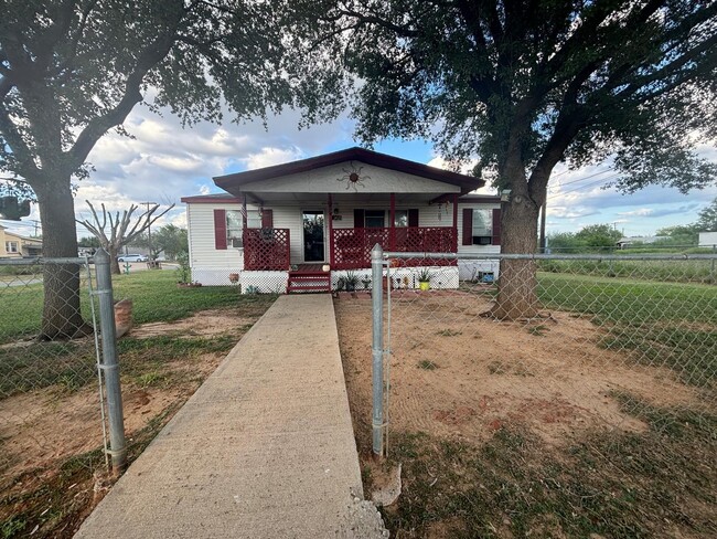 301 Johnston St in Cotulla, TX - Building Photo - Building Photo