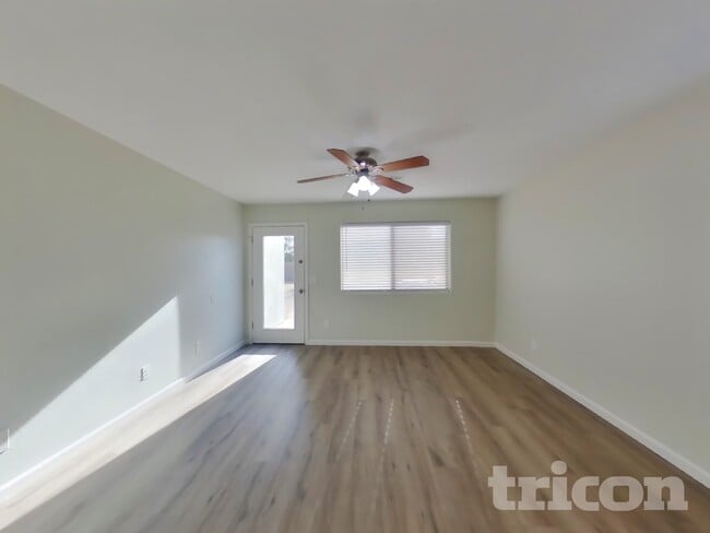 8701 S 50th Dr in Phoenix, AZ - Foto de edificio - Building Photo