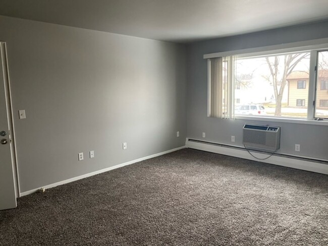 2017 5th St NW in Minot, ND - Building Photo - Building Photo