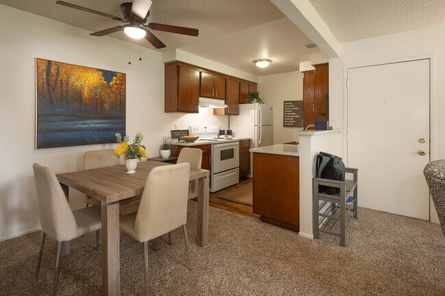 Sunrise Apartments in San Bernardino, CA - Foto de edificio - Interior Photo