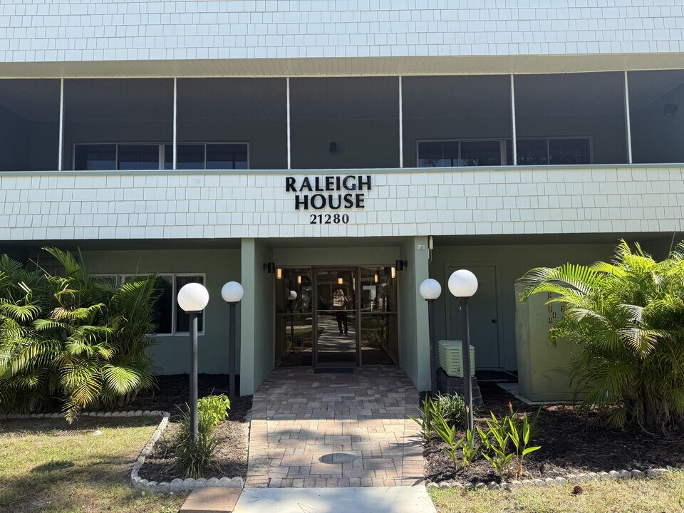 21280 Brinson Ave in Port Charlotte, FL - Building Photo