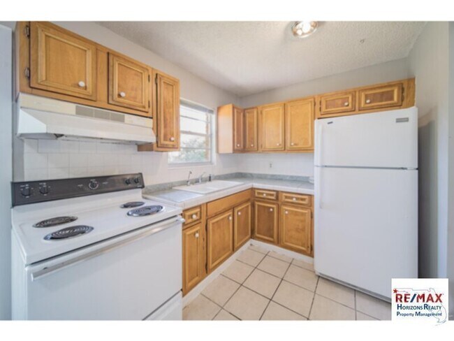 7010 NE Oakfield Rd in Pensacola, FL - Building Photo - Building Photo