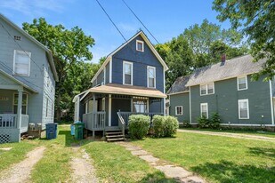 825 Oakland Dr in Kalamazoo, MI - Building Photo