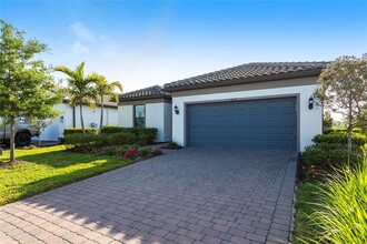6019 Bluestar Ct in Bradenton, FL - Foto de edificio - Building Photo
