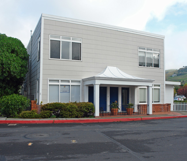 7 Beach Rd in Belvedere Tiburon, CA - Foto de edificio - Building Photo