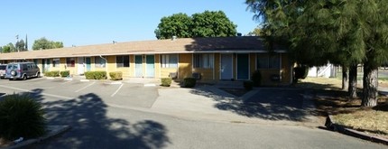 Gateway Pines Apartments in Merced, CA - Building Photo - Building Photo