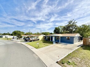 1300 Classic Dr in Holiday, FL - Building Photo - Building Photo