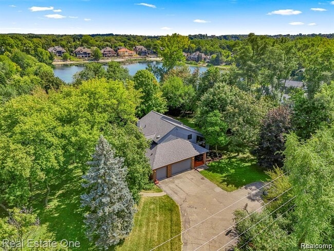 18990 Beck Rd in Northville, MI - Building Photo - Building Photo