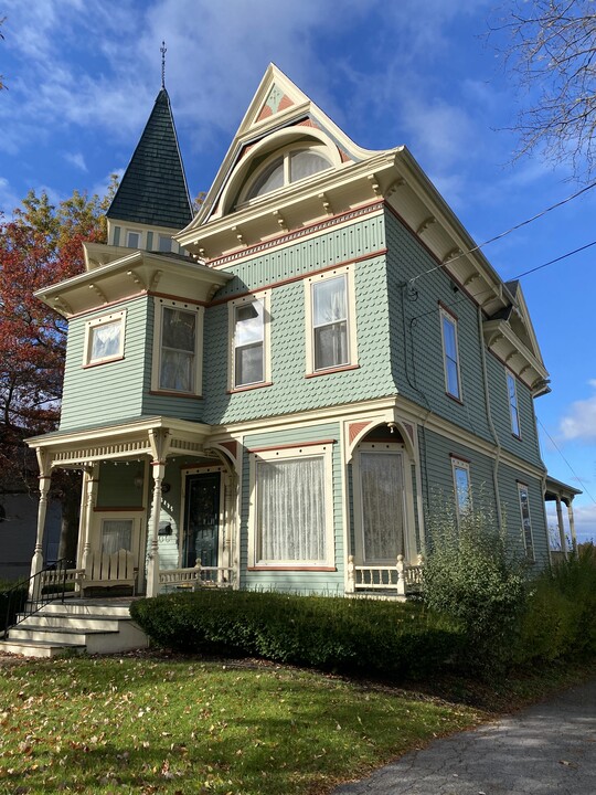 16 Main St, Unit Main House in Geneseo, NY - Building Photo