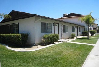 1275 W Oakland Ave in Hemet, CA - Foto de edificio - Building Photo
