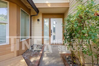 1912 Oak Bluff Way in Sacramento, CA - Building Photo - Building Photo