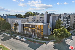 15286 Sutton St in Los Angeles, CA - Building Photo