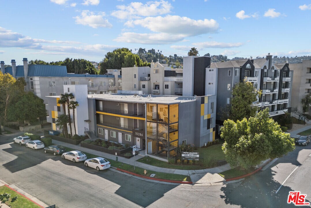 15286 Sutton St in Los Angeles, CA - Building Photo