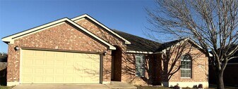1605 Paint Brush Dr in Lockhart, TX - Building Photo