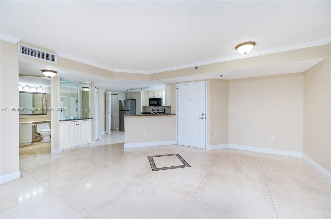 2351 Douglas Rd, Unit 607 in Miami, FL - Foto de edificio